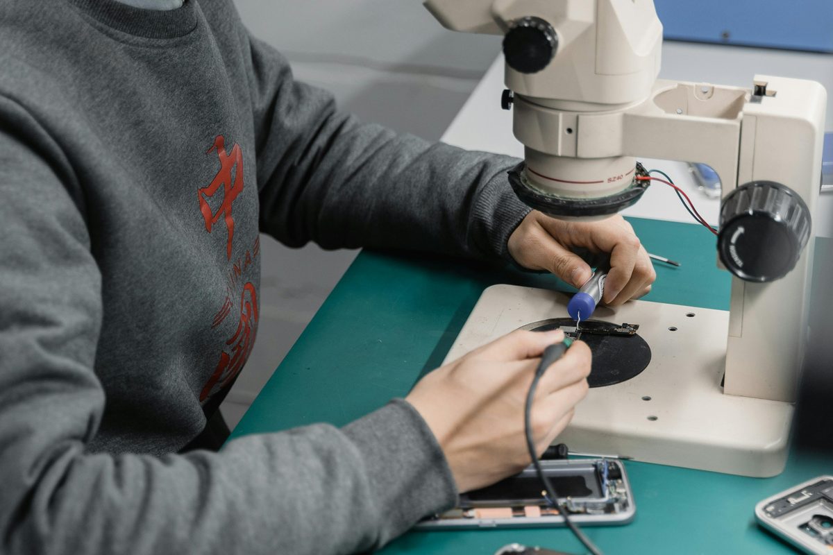 Técnico realizando reparo em smartphone em Campo Grande